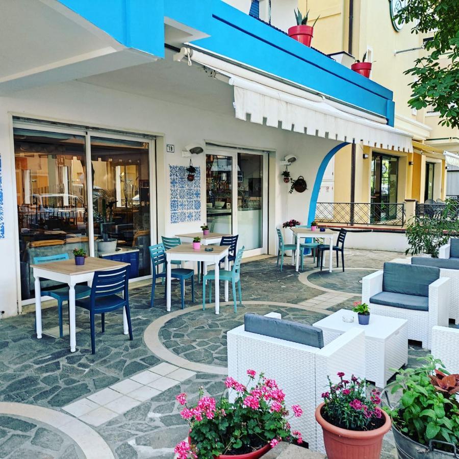 Hotel Adria B&B - Colazione Fino Alle 12 Misano Adriatico Eksteriør billede