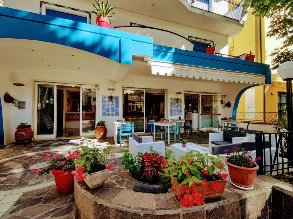 Hotel Adria B&B - Colazione Fino Alle 12 Misano Adriatico Eksteriør billede