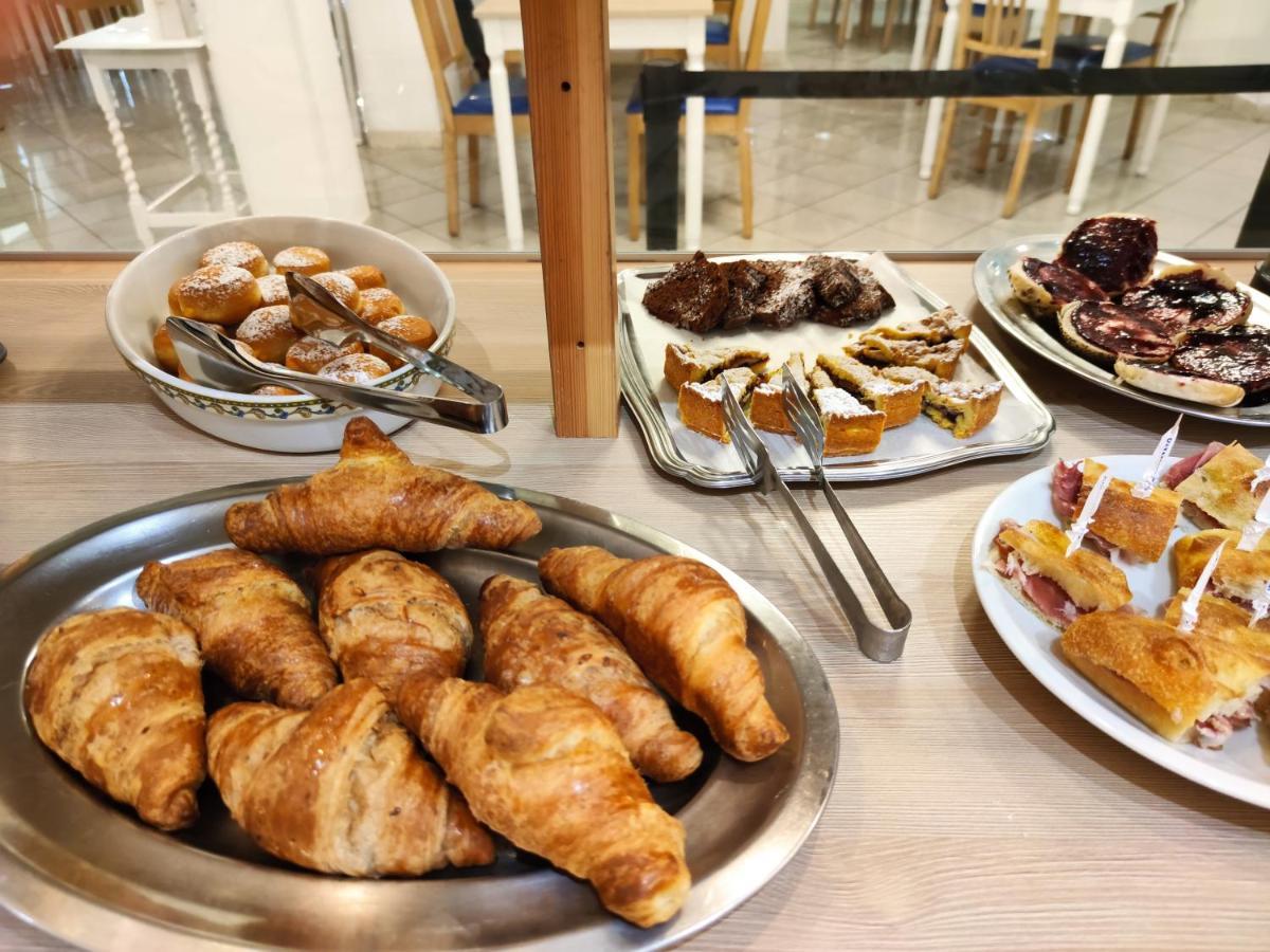 Hotel Adria B&B - Colazione Fino Alle 12 Misano Adriatico Eksteriør billede