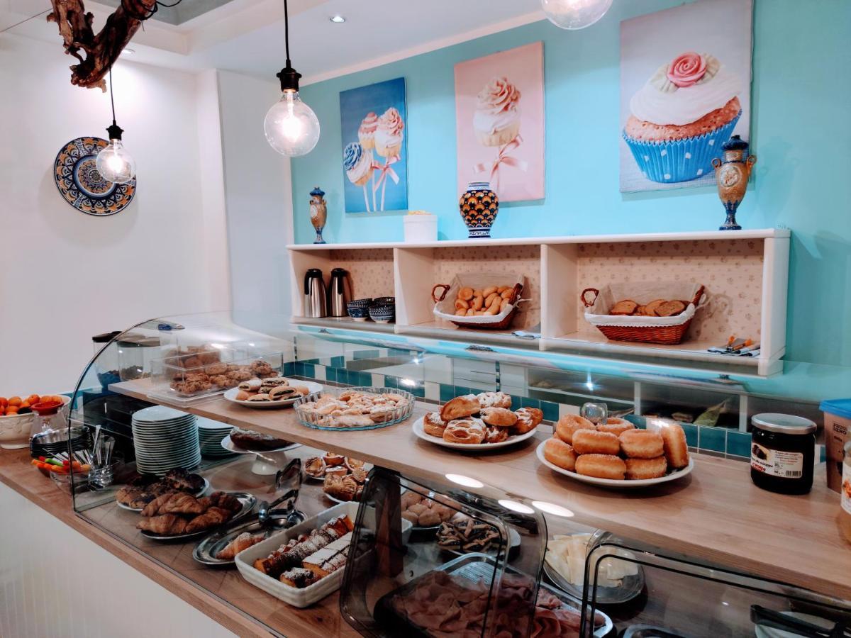 Hotel Adria B&B - Colazione Fino Alle 12 Misano Adriatico Eksteriør billede