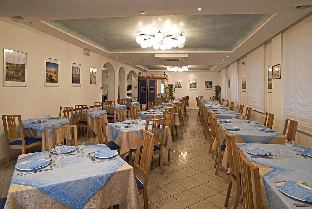 Hotel Adria B&B - Colazione Fino Alle 12 Misano Adriatico Eksteriør billede