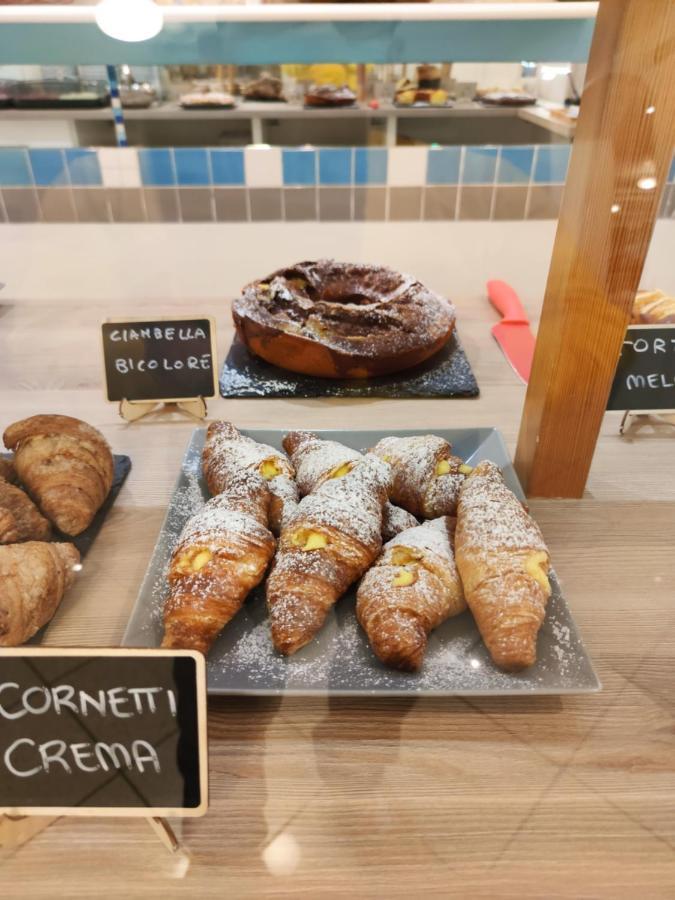 Hotel Adria B&B - Colazione Fino Alle 12 Misano Adriatico Eksteriør billede