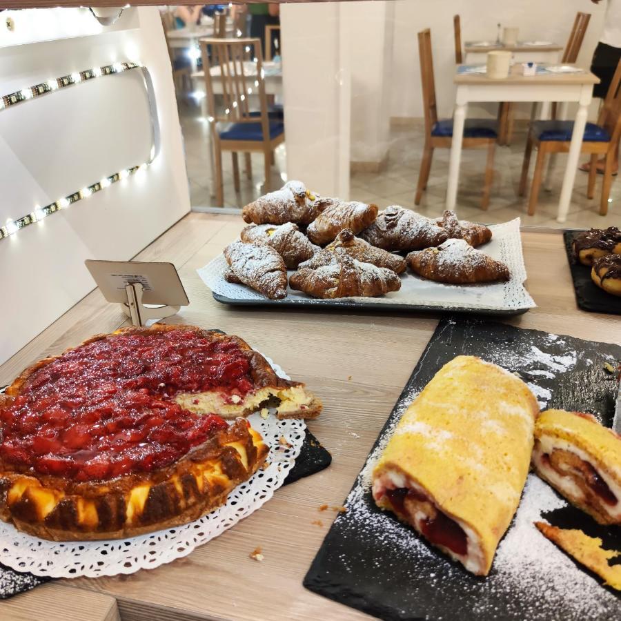 Hotel Adria B&B - Colazione Fino Alle 12 Misano Adriatico Eksteriør billede